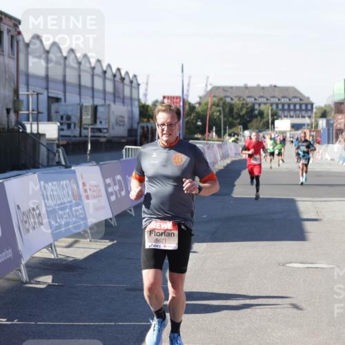 03.10.2025 - Köhlbrandbrückenlauf Jannik Wohlers http://msf.ph/oto/9114093 03.10.2025 13:01:45 Ziel 4047, 4257, 5671, 5739 meine-sportfotos.de