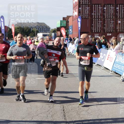 03.10.2025 - Köhlbrandbrückenlauf Jannik Wohlers http://msf.ph/oto/9114097 03.10.2025 13:32:05 Ziel 4443, 4842, 4902, 5155, 5238, 5246, 5247, 5248, 5921, 5922, 5923, 6076, 6126, 6146, 6460 meine-sportfotos.de
