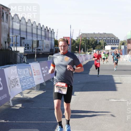 03.10.2025 - Köhlbrandbrückenlauf Jannik Wohlers http://msf.ph/oto/9114098 03.10.2025 13:01:45 Ziel 4047, 4257, 5671, 5739 meine-sportfotos.de