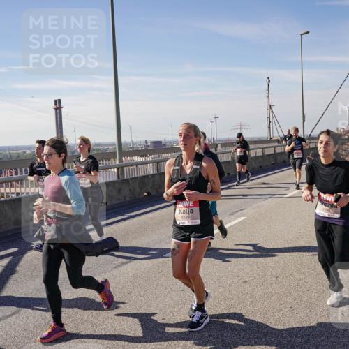 03.10.2025 - Köhlbrandbrückenlauf Michael Burmester http://msf.ph/oto/9114108 03.10.2025 12:55:45 Position 2 6199, 6198 meine-sportfotos.de