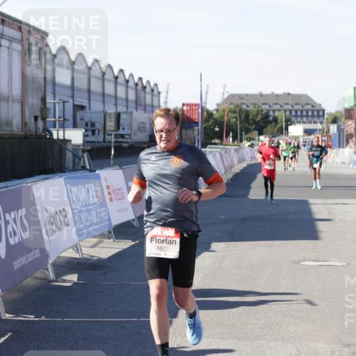03.10.2025 - Köhlbrandbrückenlauf Jannik Wohlers http://msf.ph/oto/9114111 03.10.2025 13:01:45 Ziel 4047, 4257, 5671, 5739 meine-sportfotos.de