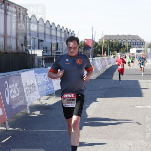 03.10.2025 - Köhlbrandbrückenlauf Jannik Wohlers http://msf.ph/oto/9114140 03.10.2025 13:01:45 Ziel 4047, 4257, 5671, 5739 meine-sportfotos.de
