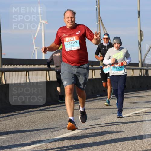 03.10.2025 - Köhlbrandbrückenlauf Strokosch-Dieckow http://msf.ph/oto/9114146 03.10.2025 09:48:57 Position 2 1388, 4, 2841, 1169 meine-sportfotos.de