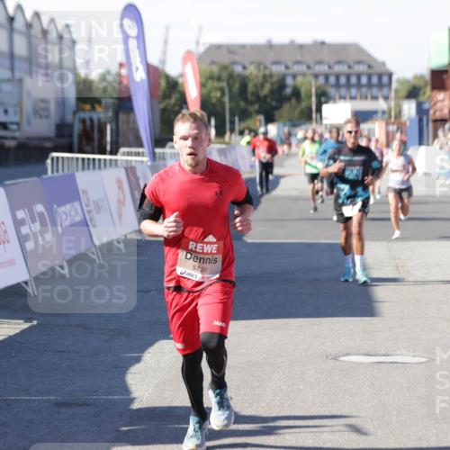 03.10.2025 - Köhlbrandbrückenlauf Jannik Wohlers http://msf.ph/oto/9114147 03.10.2025 13:01:49 Ziel 4162, 4257, 5671, 5692, 5739 meine-sportfotos.de