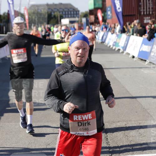 03.10.2025 - Köhlbrandbrückenlauf Jannik Wohlers http://msf.ph/oto/9114175 03.10.2025 13:32:11 Ziel 4443, 4985, 5155, 5238, 5246, 5247, 5248, 5354, 5820, 5921, 5922, 5923, 6076, 6126, 6146, 6287, 6304, 6460 meine-sportfotos.de
