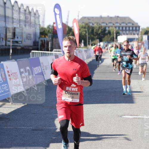 03.10.2025 - Köhlbrandbrückenlauf Jannik Wohlers http://msf.ph/oto/9114185 03.10.2025 13:01:50 Ziel 4162, 4206, 4257, 4258, 5671, 5692, 5718, 5739 meine-sportfotos.de