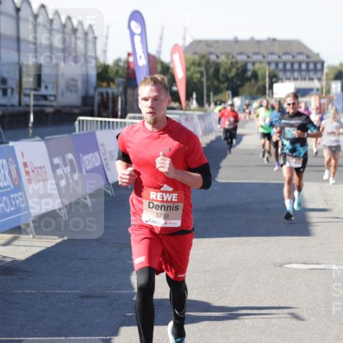 03.10.2025 - Köhlbrandbrückenlauf Jannik Wohlers http://msf.ph/oto/9114192 03.10.2025 13:01:50 Ziel 4162, 4206, 4257, 4258, 5671, 5692, 5718, 5739 meine-sportfotos.de