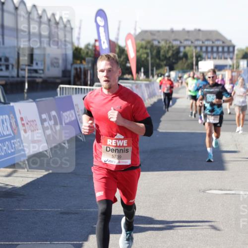 03.10.2025 - Köhlbrandbrückenlauf Jannik Wohlers http://msf.ph/oto/9114198 03.10.2025 13:01:50 Ziel 4162, 4206, 4257, 4258, 5671, 5692, 5718, 5739 meine-sportfotos.de