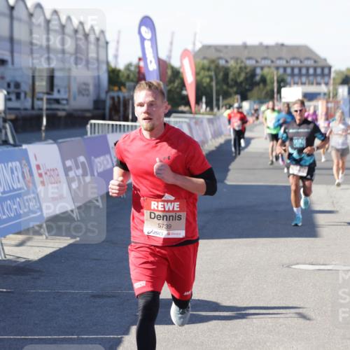 03.10.2025 - Köhlbrandbrückenlauf Jannik Wohlers http://msf.ph/oto/9114207 03.10.2025 13:01:50 Ziel 4162, 4206, 4257, 4258, 5671, 5692, 5718, 5739 meine-sportfotos.de