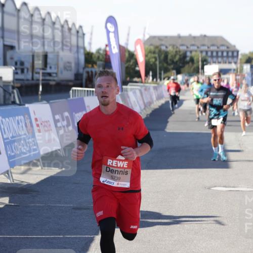 03.10.2025 - Köhlbrandbrückenlauf Jannik Wohlers http://msf.ph/oto/9114221 03.10.2025 13:01:50 Ziel 4162, 4206, 4257, 4258, 5671, 5692, 5718, 5739 meine-sportfotos.de