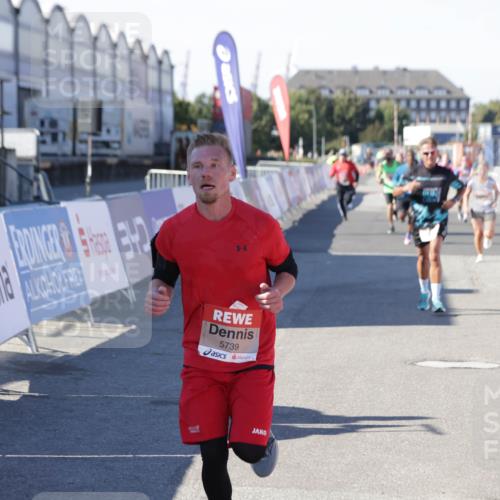03.10.2025 - Köhlbrandbrückenlauf Jannik Wohlers http://msf.ph/oto/9114226 03.10.2025 13:01:50 Ziel 4162, 4206, 4257, 4258, 5671, 5692, 5718, 5739 meine-sportfotos.de