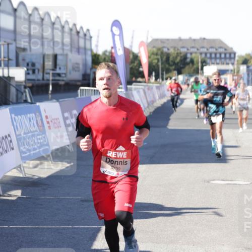 03.10.2025 - Köhlbrandbrückenlauf Jannik Wohlers http://msf.ph/oto/9114232 03.10.2025 13:01:50 Ziel 4162, 4206, 4257, 4258, 5671, 5692, 5718, 5739 meine-sportfotos.de