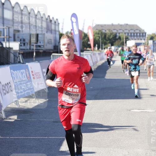 03.10.2025 - Köhlbrandbrückenlauf Jannik Wohlers http://msf.ph/oto/9114237 03.10.2025 13:01:50 Ziel 4162, 4206, 4257, 4258, 5671, 5692, 5718, 5739 meine-sportfotos.de