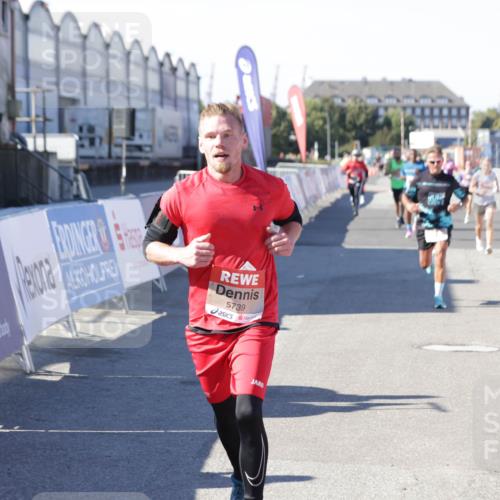 03.10.2025 - Köhlbrandbrückenlauf Jannik Wohlers http://msf.ph/oto/9114246 03.10.2025 13:01:50 Ziel 4162, 4206, 4257, 4258, 5671, 5692, 5718, 5739 meine-sportfotos.de