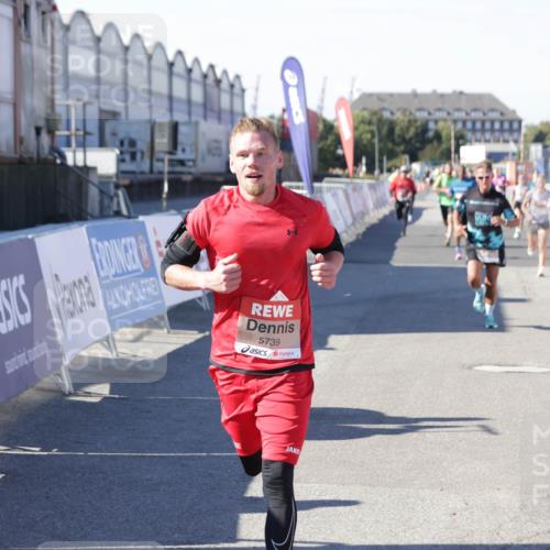 03.10.2025 - Köhlbrandbrückenlauf Jannik Wohlers http://msf.ph/oto/9114258 03.10.2025 13:01:50 Ziel 4162, 4206, 4257, 4258, 5671, 5692, 5718, 5739 meine-sportfotos.de