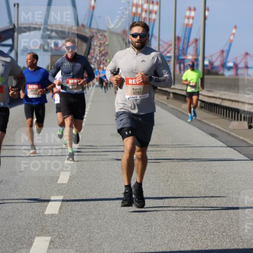 03.10.2025 - Köhlbrandbrückenlauf Strokosch-Dieckow http://msf.ph/oto/9114262 03.10.2025 12:45:02 Position 3 4394, 6717, 6741 meine-sportfotos.de
