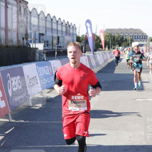 03.10.2025 - Köhlbrandbrückenlauf Jannik Wohlers http://msf.ph/oto/9114267 03.10.2025 13:01:50 Ziel 4162, 4206, 4257, 4258, 5671, 5692, 5718, 5739 meine-sportfotos.de