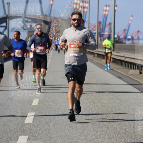 03.10.2025 - Köhlbrandbrückenlauf Strokosch-Dieckow http://msf.ph/oto/9114268 03.10.2025 12:45:02 Position 3 19, 4002, 671, 6741 meine-sportfotos.de