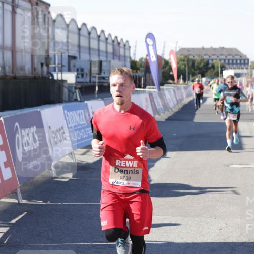 03.10.2025 - Köhlbrandbrückenlauf Jannik Wohlers http://msf.ph/oto/9114276 03.10.2025 13:01:50 Ziel 4162, 4206, 4257, 4258, 5671, 5692, 5718, 5739 meine-sportfotos.de