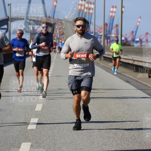 03.10.2025 - Köhlbrandbrückenlauf Strokosch-Dieckow http://msf.ph/oto/9114281 03.10.2025 12:45:03 Position 3 4394, 10, 6717, 6741 meine-sportfotos.de