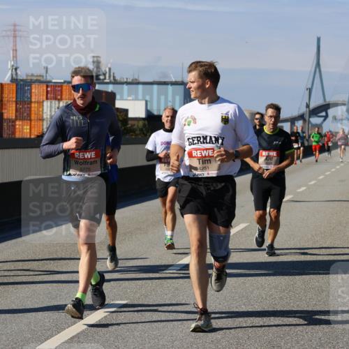 03.10.2025 - Köhlbrandbrückenlauf Strokosch-Dieckow http://msf.ph/oto/9114329 03.10.2025 12:45:09 Position 3 01192, 6767, 5775, 4251, 4126 meine-sportfotos.de