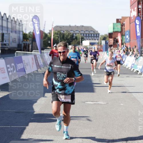 03.10.2025 - Köhlbrandbrückenlauf Jannik Wohlers http://msf.ph/oto/9114371 03.10.2025 13:01:53 Ziel 4025, 4118, 4162, 4206, 4258, 4543, 5671, 5692, 5718, 5739, 6235 meine-sportfotos.de