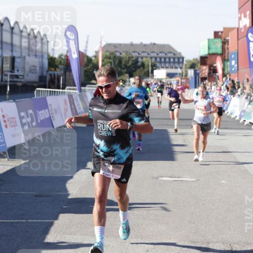 03.10.2025 - Köhlbrandbrückenlauf Jannik Wohlers http://msf.ph/oto/9114383 03.10.2025 13:01:53 Ziel 4025, 4118, 4162, 4206, 4258, 4543, 5671, 5692, 5718, 5739, 6235 meine-sportfotos.de