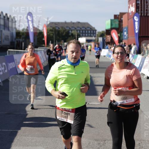 03.10.2025 - Köhlbrandbrückenlauf Jannik Wohlers http://msf.ph/oto/9114411 03.10.2025 13:32:16 Ziel 4443, 4485, 4578, 4985, 5155, 5238, 5354, 5820, 5921, 5922, 5923, 6146, 6287, 6304, 6460 meine-sportfotos.de