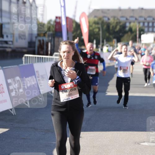 03.10.2025 - Köhlbrandbrückenlauf Jannik Wohlers http://msf.ph/oto/9114629 03.10.2025 13:32:22 Ziel 4485, 4578, 4966, 4985, 5354, 5357, 5820, 5891, 5892, 6287, 6304 meine-sportfotos.de