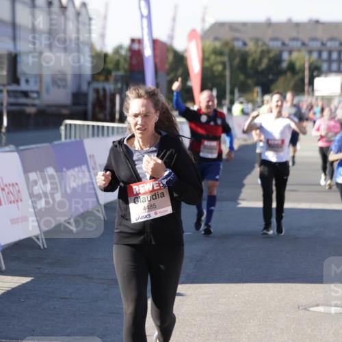 03.10.2025 - Köhlbrandbrückenlauf Jannik Wohlers http://msf.ph/oto/9114640 03.10.2025 13:32:22 Ziel 4485, 4578, 4966, 4985, 5354, 5357, 5820, 5891, 5892, 6287, 6304 meine-sportfotos.de
