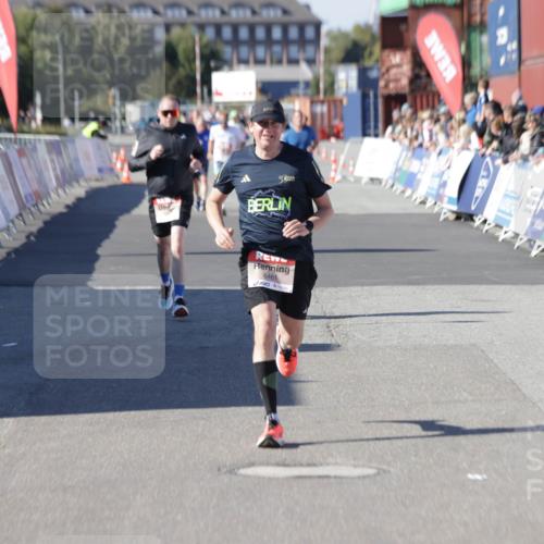 03.10.2025 - Köhlbrandbrückenlauf Jannik Wohlers http://msf.ph/oto/9114840 03.10.2025 13:02:02 Ziel 4025, 4118, 4162, 4206, 4258, 4543, 4907, 5692, 5703, 5718, 6032, 6235, 6461 meine-sportfotos.de