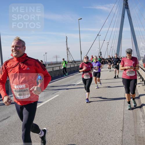 03.10.2025 - Köhlbrandbrückenlauf Michael Burmester http://msf.ph/oto/9114850 03.10.2025 12:56:20 Position 2 4815, 5113, 4810 meine-sportfotos.de