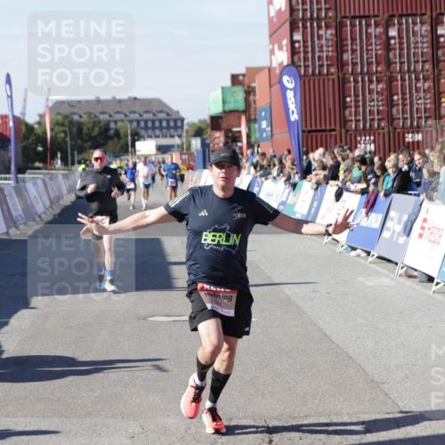 03.10.2025 - Köhlbrandbrückenlauf Jannik Wohlers http://msf.ph/oto/9114925 03.10.2025 13:02:04 Ziel 4025, 4118, 4162, 4206, 4258, 4543, 4907, 5703, 5718, 6032, 6235, 6461 meine-sportfotos.de