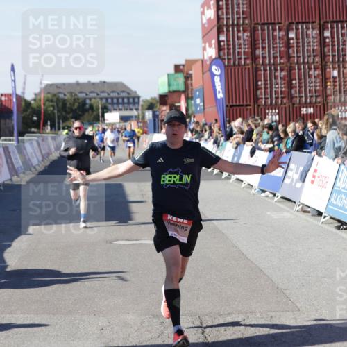 03.10.2025 - Köhlbrandbrückenlauf Jannik Wohlers http://msf.ph/oto/9114940 03.10.2025 13:02:05 Ziel 4025, 4118, 4162, 4206, 4258, 4543, 4907, 5703, 5718, 6032, 6235, 6461 meine-sportfotos.de