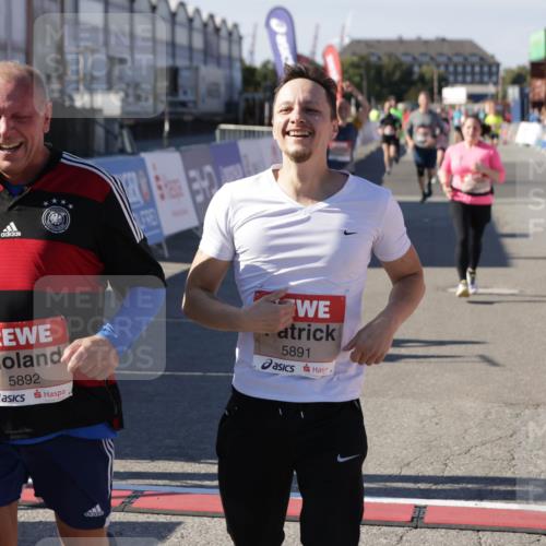 03.10.2025 - Köhlbrandbrückenlauf Jannik Wohlers http://msf.ph/oto/9114948 03.10.2025 13:32:29 Ziel 4485, 4578, 4966, 5286, 5357, 5876, 5891, 5892, 6141 meine-sportfotos.de