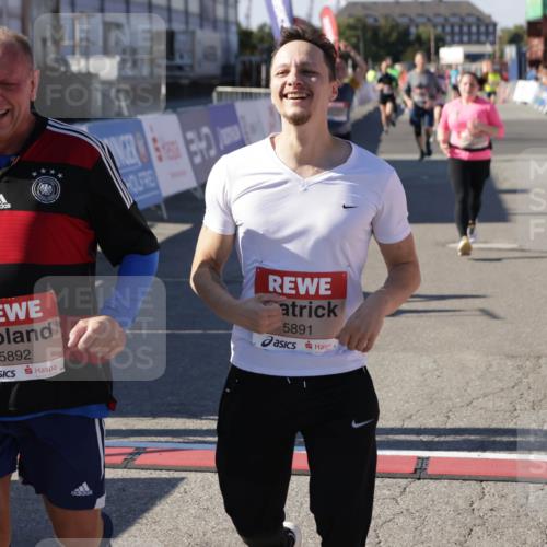 03.10.2025 - Köhlbrandbrückenlauf Jannik Wohlers http://msf.ph/oto/9114954 03.10.2025 13:32:29 Ziel 4485, 4578, 4966, 5286, 5357, 5876, 5891, 5892, 6141 meine-sportfotos.de