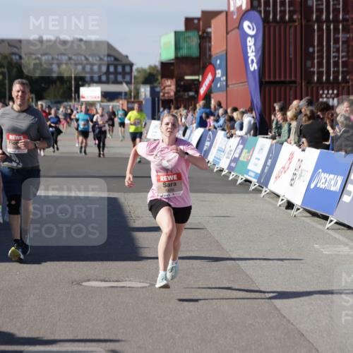 03.10.2025 - Köhlbrandbrückenlauf Jannik Wohlers http://msf.ph/oto/9115016 03.10.2025 13:32:34 Ziel 4966, 5226, 5255, 5286, 5357, 5442, 5876, 5891, 5892, 6141 meine-sportfotos.de
