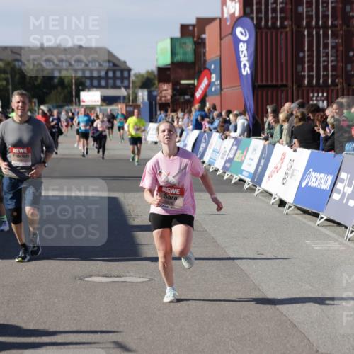 03.10.2025 - Köhlbrandbrückenlauf Jannik Wohlers http://msf.ph/oto/9115030 03.10.2025 13:32:34 Ziel 4966, 5226, 5255, 5286, 5357, 5442, 5876, 5891, 5892, 6141 meine-sportfotos.de