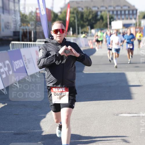 03.10.2025 - Köhlbrandbrückenlauf Jannik Wohlers http://msf.ph/oto/9115033 03.10.2025 13:02:07 Ziel 4025, 4109, 4118, 4543, 4907, 5703, 6032, 6235, 6461 meine-sportfotos.de