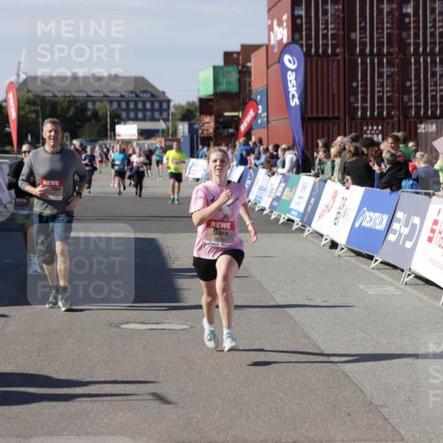 03.10.2025 - Köhlbrandbrückenlauf Jannik Wohlers http://msf.ph/oto/9115039 03.10.2025 13:32:34 Ziel 4966, 5226, 5255, 5286, 5357, 5442, 5876, 5891, 5892, 6141 meine-sportfotos.de