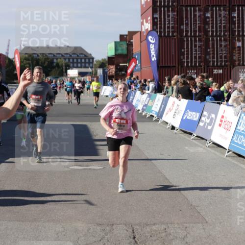 03.10.2025 - Köhlbrandbrückenlauf Jannik Wohlers http://msf.ph/oto/9115056 03.10.2025 13:32:34 Ziel 4966, 5226, 5255, 5286, 5357, 5442, 5876, 5891, 5892, 6141 meine-sportfotos.de