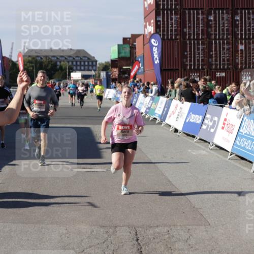 03.10.2025 - Köhlbrandbrückenlauf Jannik Wohlers http://msf.ph/oto/9115062 03.10.2025 13:32:34 Ziel 4966, 5226, 5255, 5286, 5357, 5442, 5876, 5891, 5892, 6141 meine-sportfotos.de
