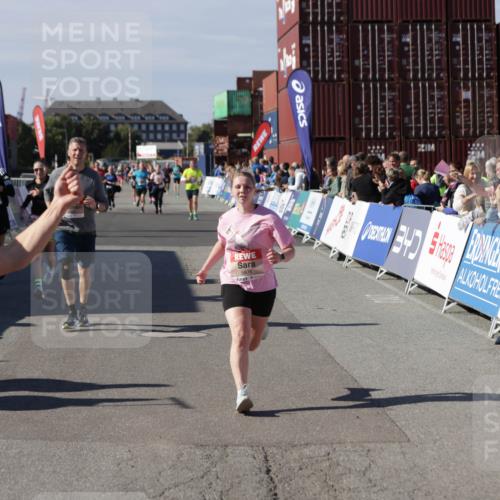 03.10.2025 - Köhlbrandbrückenlauf Jannik Wohlers http://msf.ph/oto/9115080 03.10.2025 13:32:35 Ziel 4966, 5226, 5255, 5286, 5357, 5442, 5876, 5891, 5892, 6141 meine-sportfotos.de
