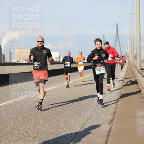 03.10.2025 - Köhlbrandbrückenlauf Lena Gebhardt http://msf.ph/oto/9115129 03.10.2025 09:43:27 Position 2  meine-sportfotos.de