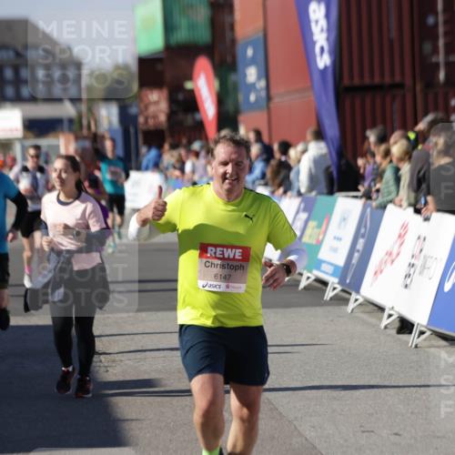03.10.2025 - Köhlbrandbrückenlauf Jannik Wohlers http://msf.ph/oto/9115329 03.10.2025 13:32:45 Ziel 5133, 5226, 5255, 5442, 5446, 5477, 5478, 6147, 6148, 6360, 6513 meine-sportfotos.de