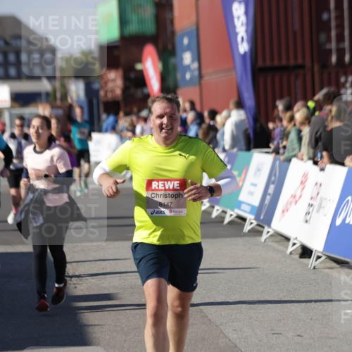 03.10.2025 - Köhlbrandbrückenlauf Jannik Wohlers http://msf.ph/oto/9115338 03.10.2025 13:32:45 Ziel 5133, 5226, 5255, 5442, 5446, 5477, 5478, 6147, 6148, 6360, 6513 meine-sportfotos.de