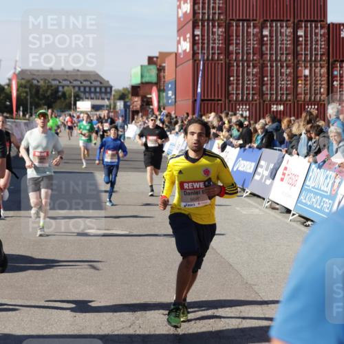 03.10.2025 - Köhlbrandbrückenlauf Jannik Wohlers http://msf.ph/oto/9115418 03.10.2025 13:02:18 Ziel 4109, 4130, 4281, 4337, 4492, 4946, 5617, 5697, 5747, 5845, 6465, 6492 meine-sportfotos.de