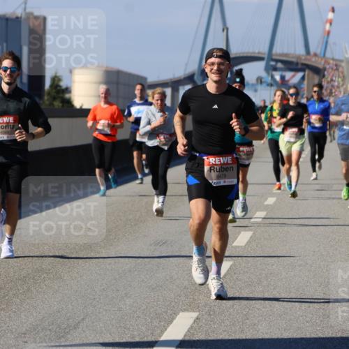 03.10.2025 - Köhlbrandbrückenlauf Strokosch-Dieckow http://msf.ph/oto/9115448 03.10.2025 12:48:32 Position 3 4069, 6479 meine-sportfotos.de