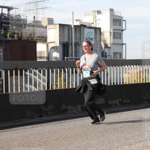 03.10.2025 - Köhlbrandbrückenlauf Lena Gebhardt http://msf.ph/oto/9115536 03.10.2025 10:18:15 Position 2 2486 meine-sportfotos.de