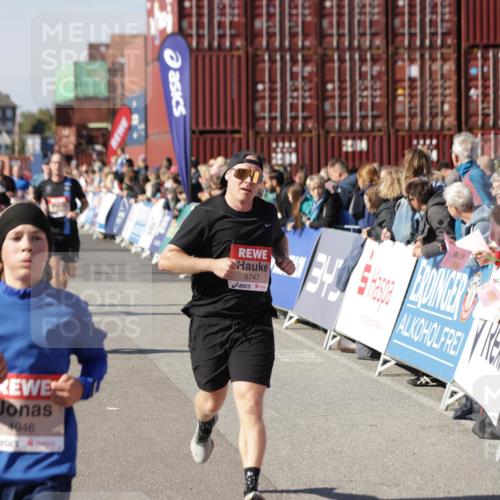 03.10.2025 - Köhlbrandbrückenlauf Jannik Wohlers http://msf.ph/oto/9115577 03.10.2025 13:02:21 Ziel 4109, 4130, 4271, 4277, 4281, 4337, 4492, 4783, 4946, 5617, 5697, 5747, 5845, 6465, 6492 meine-sportfotos.de